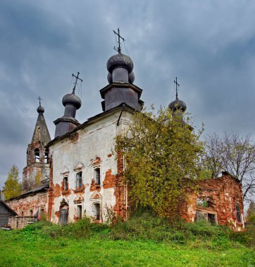 - Rusya. Vologda bölgesi. Nikolskoye köyünde çarpık kubbeleri olan terk edilmiş bir Ortodoks kilisesi..