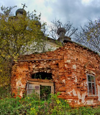 - Rusya. Vologda bölgesi. Nikolskoye köyünde çarpık kubbeleri olan terk edilmiş bir Ortodoks kilisesi..