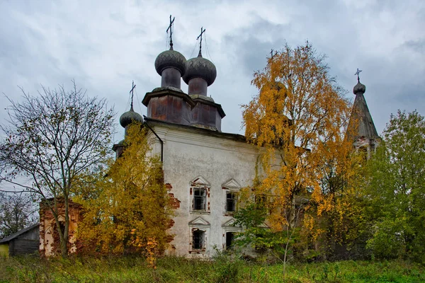 Rusko Oblast Vologda Opuštěný Zchátralý Pravoslavný Kostel Pokřivenými Kopulemi Vesnici — Stock fotografie