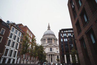 Southbank, Londra -124; İngiltere - 2021.09.25: Bulutlu bir günde St. Paul Katedrali