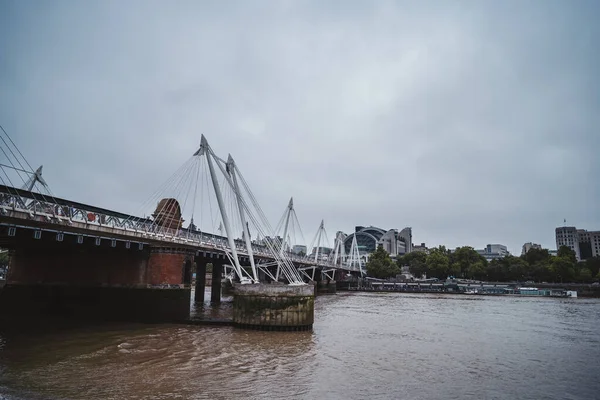 Southbank London 2021 Hungerford Bridge Golden Jubilee Bridges Вид Саутбанку — стокове фото