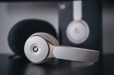 Londra (124; İngiltere - 2021.10.09: Fildişi Beats Solo Pro kablosuz bluetooth kablosuz kulaklıklarının siyah masadaki aktif gürültüyü iptal eden ürün fotoğraflarını kapat