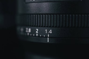 Londra (124; İngiltere - 2021.10.09: Sony FE 24mm F1.4 GM lenslerini siyah masaya yakın çekim