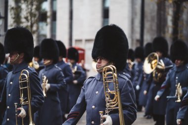 Londra, İngiltere - 2021.11.13: Londra Belediye Başkanları geçit töreninde Grenadier Muhafızları ve The Coldstream Guards grubu