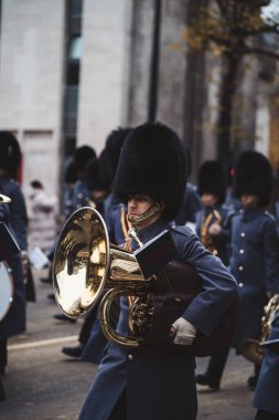 Londra, İngiltere - 2021.11.13: Londra Belediye Başkanları geçit töreninde Grenadier Muhafızları ve The Coldstream Guards grubu
