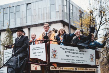 Londra, İngiltere - 2021.11.13: Londra Belediye Başkanları geçit töreninde Coachmakers ve Coach Harness Makers 'ın Tapılası Şirketi