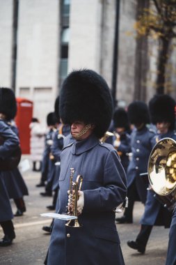 Londra, İngiltere - 2021.11.13: Londra Belediye Başkanları geçit töreninde Grenadier Muhafızları ve The Coldstream Guards grubu