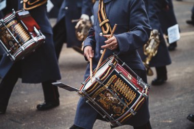 Londra, İngiltere - 2021.11.13: Londra Belediye Başkanları geçit töreninde Grenadier Muhafızları ve The Coldstream Guards grubu
