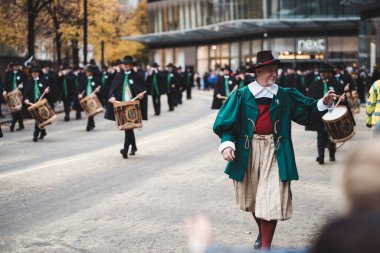 Londra, İngiltere - 2021.11.13: Zunft zu Rebleuten, Londra Belediye Başkanı geçit töreninde şarap üreticilerinin onurlu bir birliği.