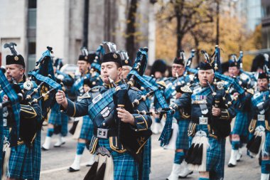 Londra, İngiltere - 2021.11.13: Londra Belediye Başkanı geçit töreninde Kraliyet Hava Kuvvetleri Boruları ve Davulları