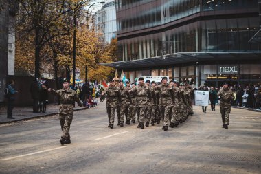 Londra, İngiltere - 2021.11.13: Londra, İngiltere - 2021.13: 256 Field Hospital Army yedek birimi Londra Belediye Başkanı geçit töreninde
