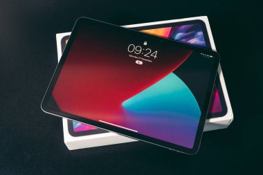 Londra, İngiltere - 2021.11.27: Ipad Pro 11 Inch Generation 2 'nin yakın plan çekimi 