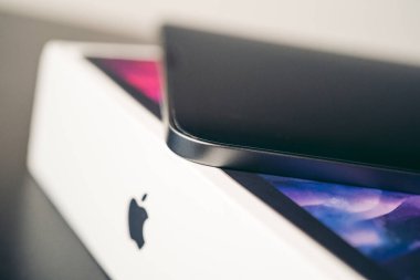 Londra, İngiltere - 2021.11.27: Ipad Pro 11 Inch Generation 2 'nin yakın plan çekimi 