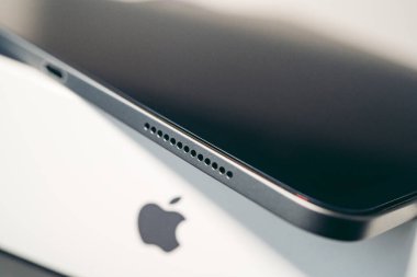 Londra, İngiltere - 2021.11.27: Ipad Pro 11 Inch Generation 2 'nin yakın plan çekimi 