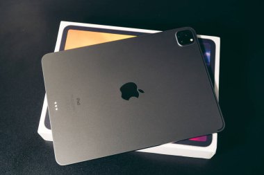 Londra, İngiltere - 2021.11.27: Ipad Pro 11 Inch Generation 2 'nin yakın plan çekimi 