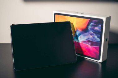 Londra, İngiltere - 2021.11.27: Ipad Pro 11 Inch Generation 2 'nin yakın plan çekimi 
