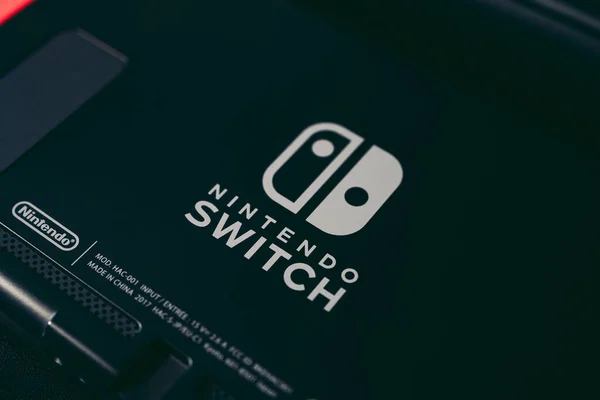 Londra, İngiltere - 2021.11.27: Nintendo anahtar oyun konsolunun yakın plan çekimi