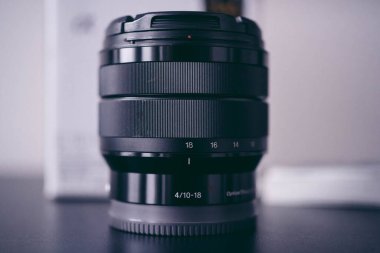 Londra, İngiltere - 2021.10.31: Sony E 10-18mm F4 OSS lenslerinin yakın çekim ürünü 
