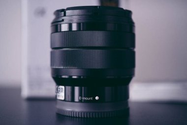 Londra, İngiltere - 2021.10.31: Sony E 10-18mm F4 OSS lenslerinin yakın çekim ürünü 