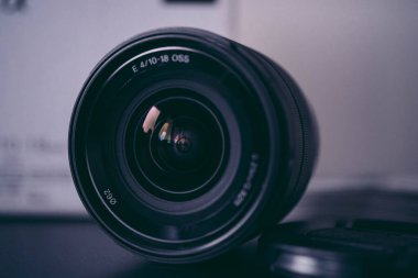 Londra, İngiltere - 2021.10.31: Sony E 10-18mm F4 OSS lenslerinin yakın çekim ürünü 