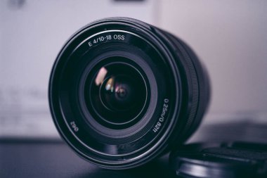 Londra, İngiltere - 2021.10.31: Sony E 10-18mm F4 OSS lenslerinin yakın çekim ürünü 