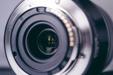 Londra, İngiltere - 2021.10.31: Sony E 10-18mm F4 OSS lenslerinin yakın çekim ürünü 