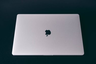 Londra, İngiltere - 2021.10.31: 16 inçlik Apple MacBook Pro Laptop 'un yakın plan çekimi