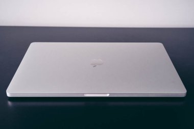 Londra, İngiltere - 2021.10.31: 16 inçlik Apple MacBook Pro Laptop 'un yakın plan çekimi
