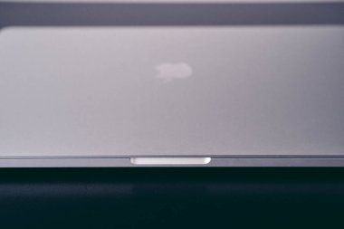 Londra, İngiltere - 2021.10.31: 16 inçlik Apple MacBook Pro Laptop 'un yakın plan çekimi