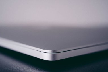 Londra, İngiltere - 2021.10.31: 16 inçlik Apple MacBook Pro Laptop 'un yakın plan çekimi