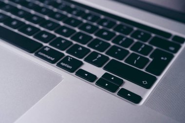 Londra, İngiltere - 2021.10.31: 16 inçlik Apple MacBook Pro Laptop 'un yakın plan çekimi