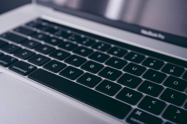 Londra, İngiltere - 2021.10.31: 16 inçlik Apple MacBook Pro Laptop 'un yakın plan çekimi