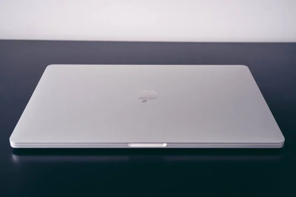 ロンドン 2021年10月31日 16インチのApple Macbook Proラップトップの製品クローズアップショット — ストック写真