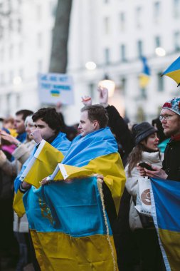 Hükümetin Londra 'daki 124; İngiltere - 2022.02.24: Sancakları ve bayrakları olan Ukraynalılar savaşı durdurmak ve Rus işgalini durdurmak için toplandılar