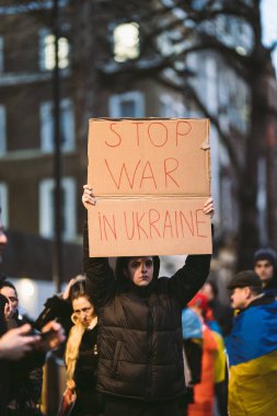 Hükümetin Londra 'daki 124; İngiltere - 2022.02.24: Sancakları ve bayrakları olan Ukraynalılar savaşı durdurmak ve Rus işgalini durdurmak için toplandılar