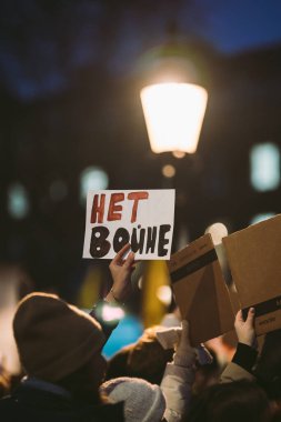 Hükümet, Londra 'da 124; İngiltere - 2022.02.24: Ukrayna halkı protesto etti, binlercesi İngiliz Hükümeti' nden Rusya 'ya daha sert yaptırımlar talep etmek için toplandı 