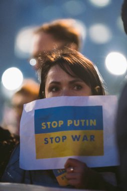 Hükümetin Londra 'daki 124; İngiltere - 2022.02.24: Sancakları ve bayrakları olan Ukraynalılar savaşı durdurmak ve Rus işgalini durdurmak için toplandılar