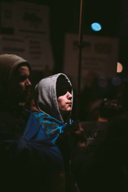 Hükümet, Londra 'da 124; İngiltere - 2022.02.24: Ukrayna halkı protesto etti, binlercesi İngiliz Hükümeti' nden Rusya 'ya daha sert yaptırımlar talep etmek için toplandı 