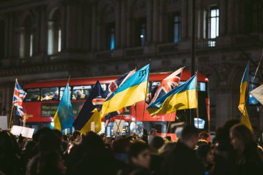 Hükümetin Londra 'daki 124; İngiltere - 2022.02.24: Sancakları ve bayrakları olan Ukraynalılar savaşı durdurmak ve Rus işgalini durdurmak için toplandılar