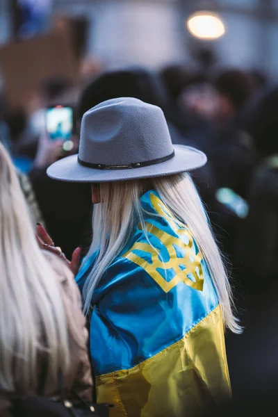 Даунинг Стрит Лондон 2022 Украинцы Знаменами Флагами Собираются Потребовать Остановить — Бесплатное стоковое фото