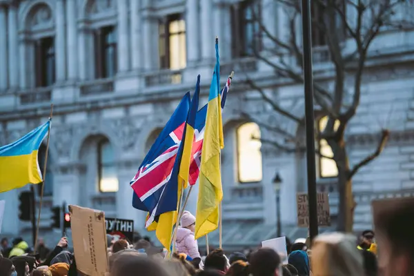 Hükümet, Londra 'da 124; İngiltere - 2022.02.24: Ukrayna halkı protesto etti, binlercesi İngiliz Hükümeti' nden Rusya 'ya daha sert yaptırımlar talep etmek için toplandı 