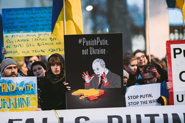 Hükümet, Londra 'da 124; İngiltere - 2022.02.24: Ukrayna halkı protesto etti, binlercesi İngiliz Hükümeti' nden Rusya 'ya daha sert yaptırımlar talep etmek için toplandı 