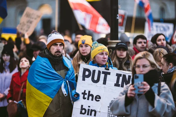 Hükümetin Londra 'daki 124; İngiltere - 2022.02.24: Sancakları ve bayrakları olan Ukraynalılar savaşı durdurmak ve Rus işgalini durdurmak için toplandılar