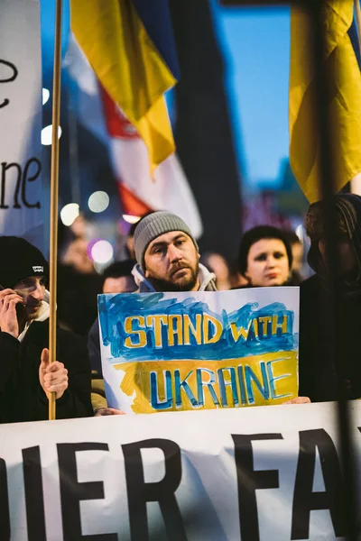 Hükümet, Londra 'da 124; İngiltere - 2022.02.24: Ukrayna halkı protesto etti, binlercesi İngiliz Hükümeti' nden Rusya 'ya daha sert yaptırımlar talep etmek için toplandı 