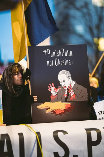 Hükümet, Londra 'da 124; İngiltere - 2022.02.24: Ukrayna halkı protesto etti, binlercesi İngiliz Hükümeti' nden Rusya 'ya daha sert yaptırımlar talep etmek için toplandı 