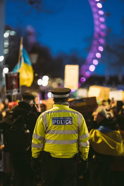 Downing Street London 2022 Police Officers Protect Ukrainian People Protest — Free Stock Photo