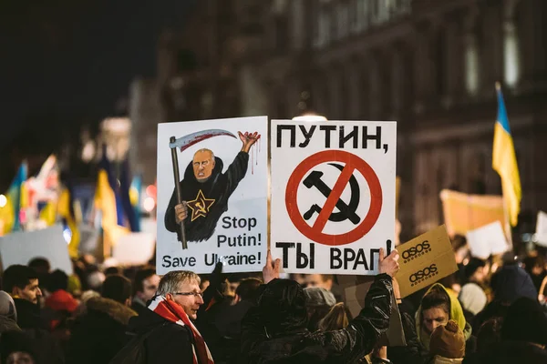 Downing Street Λονδίνο 2022 Ουκρανοί Πανό Και Σημαίες Συγκεντρώνονται Για — Φωτογραφία Αρχείου