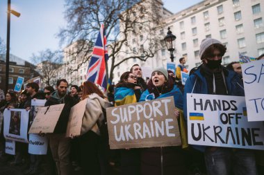 Hükümet, Londra (124; İngiltere - 2022.02.25): Ukrayna halkı, Rusya 'ya İngiliz Hükümeti, AB ve ABD' den Ukrayna 'daki savaşı durdurmak için daha sert yaptırımlar talep etmek üzere toplandı