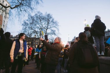 Hükümet, Londra, 124; İngiltere - 2022.02.25: Ukrayna halkı protesto ediyor, binlercesi Rusya 'ya İngiliz Hükümeti, AB ve ABD' den Ukrayna 'daki savaşı durdurmak için daha sert yaptırımlar talep etmek için toplandı