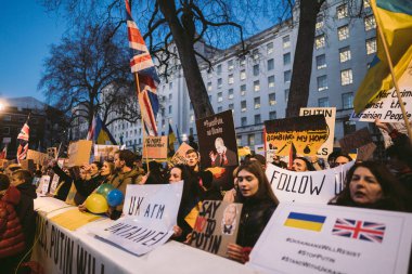 Hükümet, Londra, 124; İngiltere - 2022.02.25: Ukrayna halkı protesto ediyor, binlercesi Rusya 'ya İngiliz Hükümeti, AB ve ABD' den Ukrayna 'daki savaşı durdurmak için daha sert yaptırımlar talep etmek için toplandı